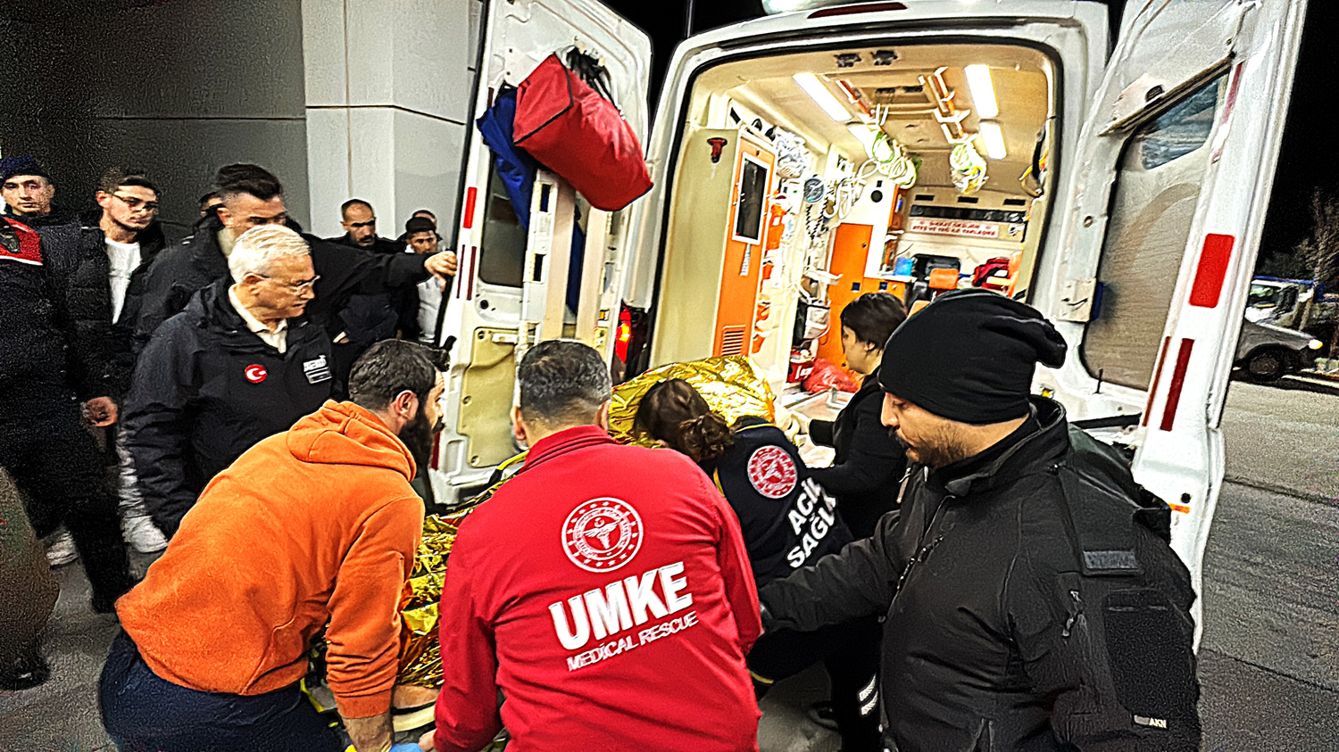 Aksaray'da dağda mahsur kalan gençler helikopterle kurtarıldı