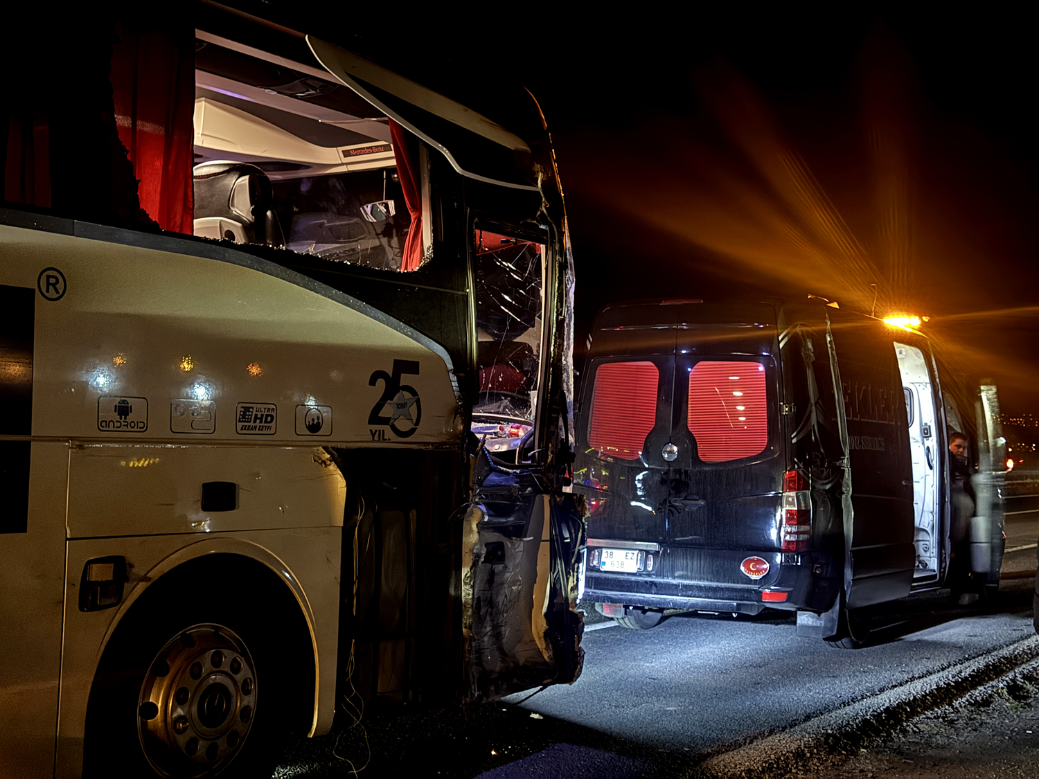 Kayseri'de yolcu otobüsü ile kamyon çarpıştı... 7 kişi yaralandı