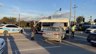 Balıkesir'de öğrenci servis minibüsüyle otomobilin çarpıştığı kazada 8 kişi yaralandı