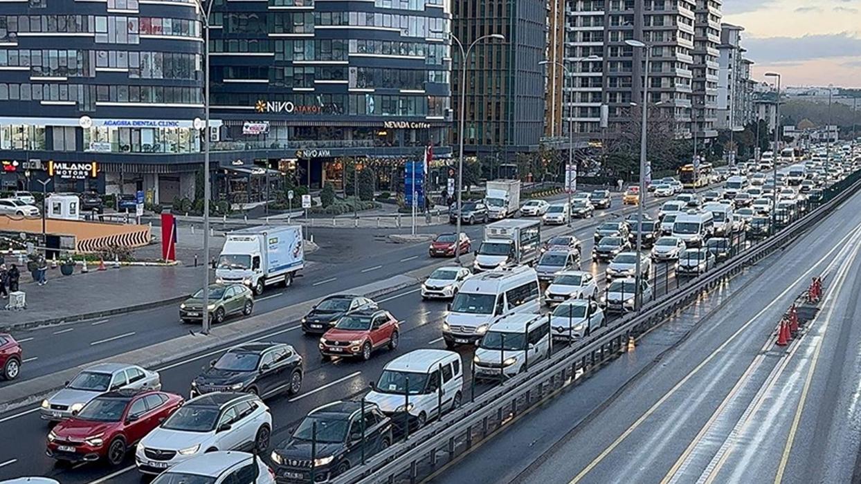 Megakentte haftanın ilk iş günü yağışlı havanın da etkisiyle trafik yoğunluğu yüzde 76'ya çıktı