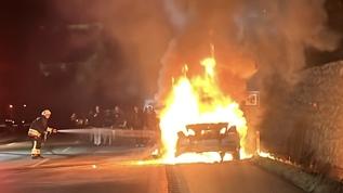 Samsun'da seyir halindeki otomobil alev aldı