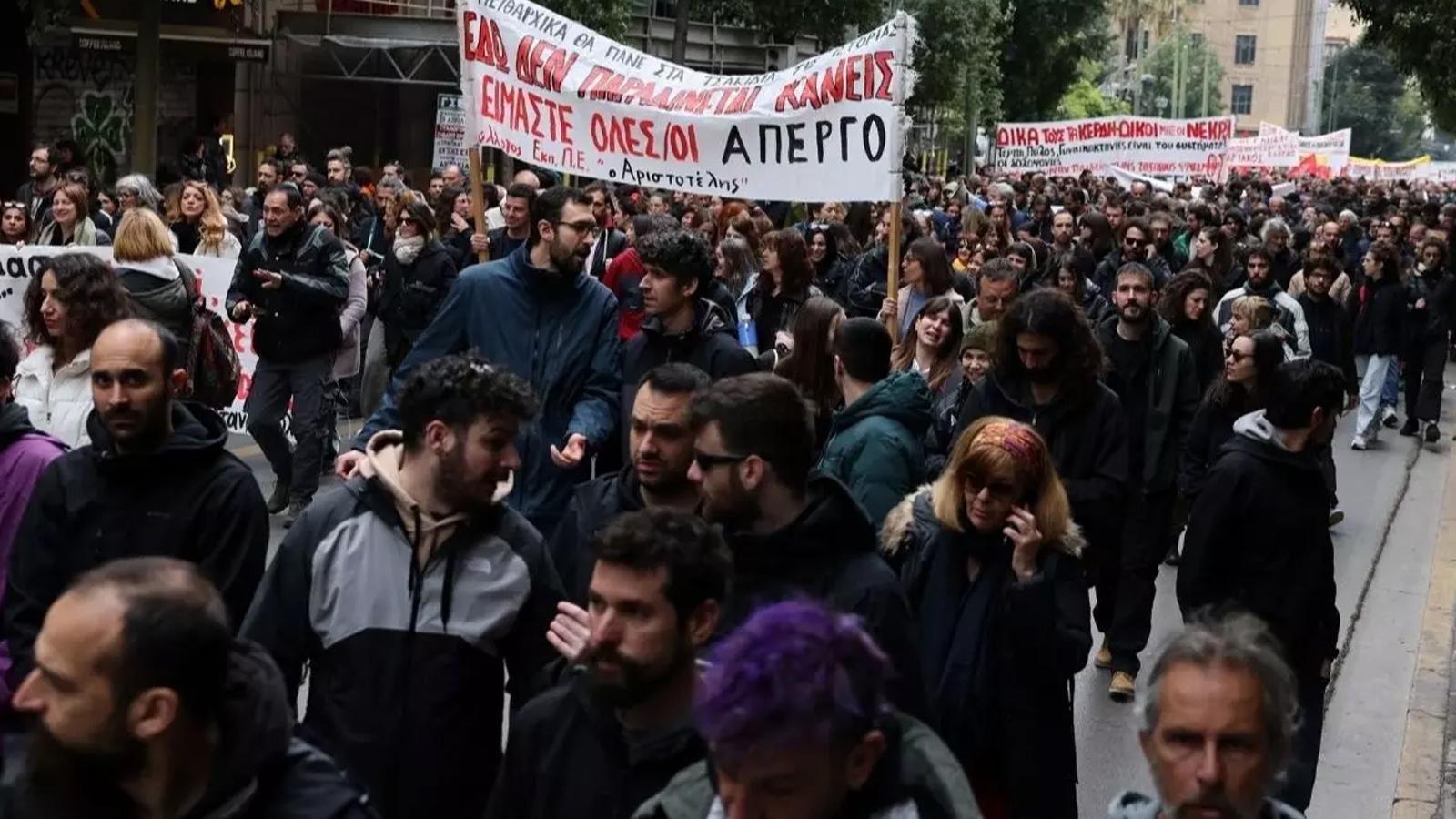 Yunanistan'da protesto fırtınası! Çiftçilerden sonra memurlar da grevde