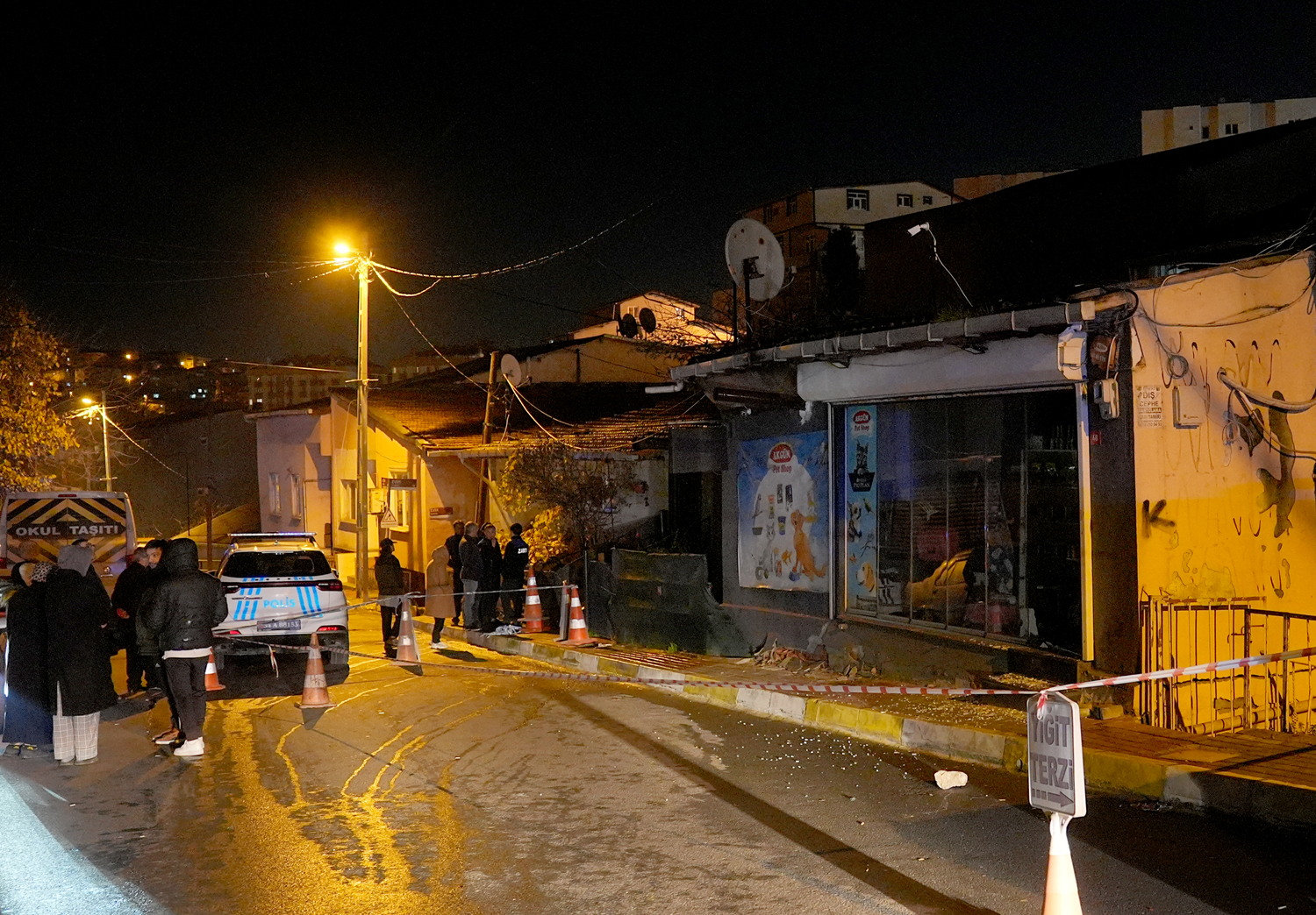 Sarıyer'de kolonlarında çatlaklar oluşan iş yeri tedbir amaçlı boşaltıldı