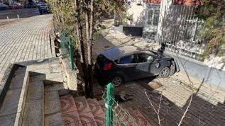 Yozgat'ta otomobil apartman bahçesine düştü, 4 kişi yaralandı