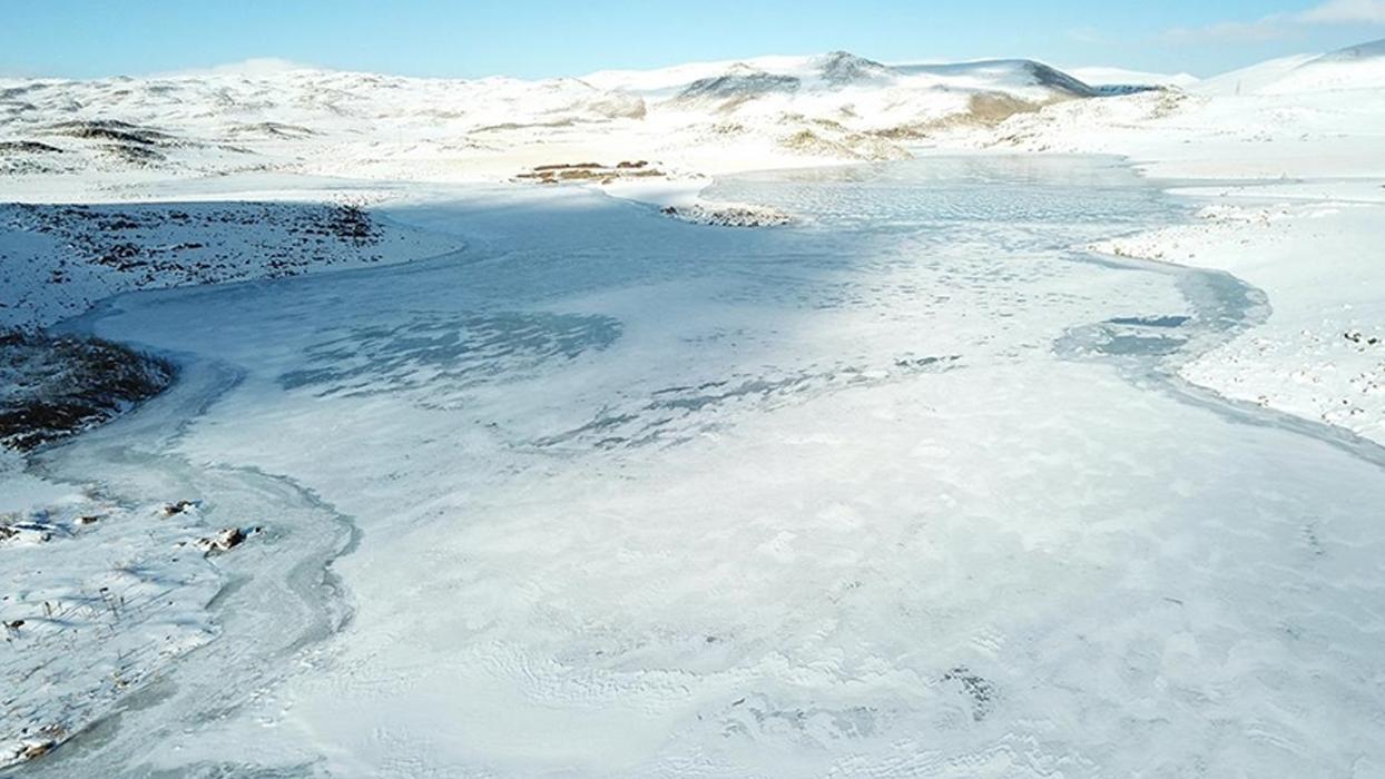 Ağrı'daki Derecek Barajı dondurucu soğukların etkisiyle buzla kaplandı