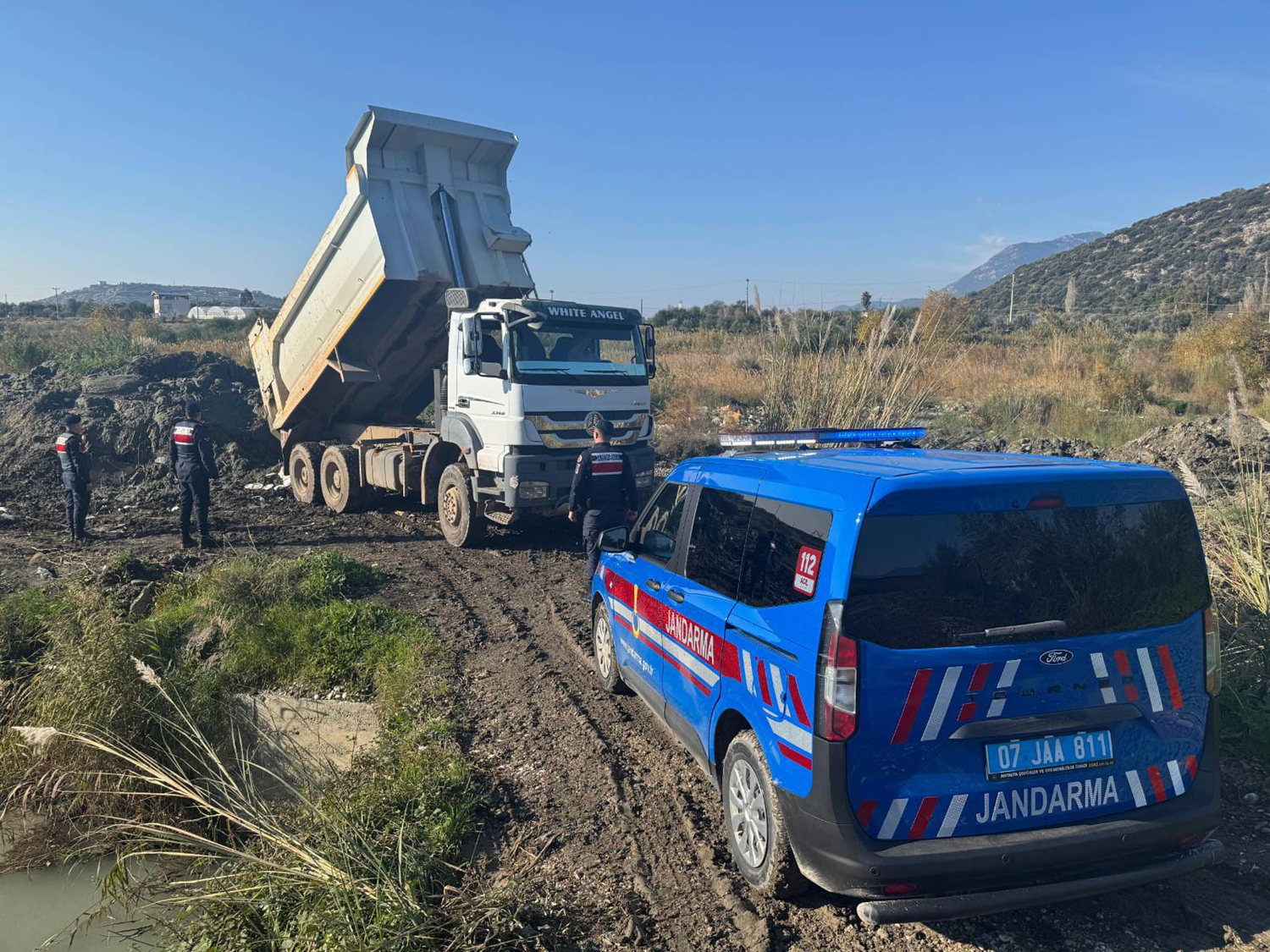 Kaş'ta izinsiz kum alımına geçit verilmedi