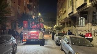 Zeytinburnu'nda korkutan olay: Büyük beton parçaları araçları hurdaya çevirdi