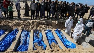 Gazze'de insanlık dramı, acı bilanço: Sokaklara gömülen 98 Filistinlinin naaşı çıkarıldı