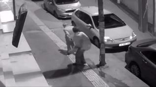 İstanbul'da yaşlı adama acımasız saldırı! Alkollü kadın tekme tokat dövdü