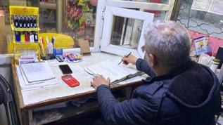 Mahalle bakkalındaki borç defterini satın aldılar! Koca bir şehir bu çifti merak ediyor