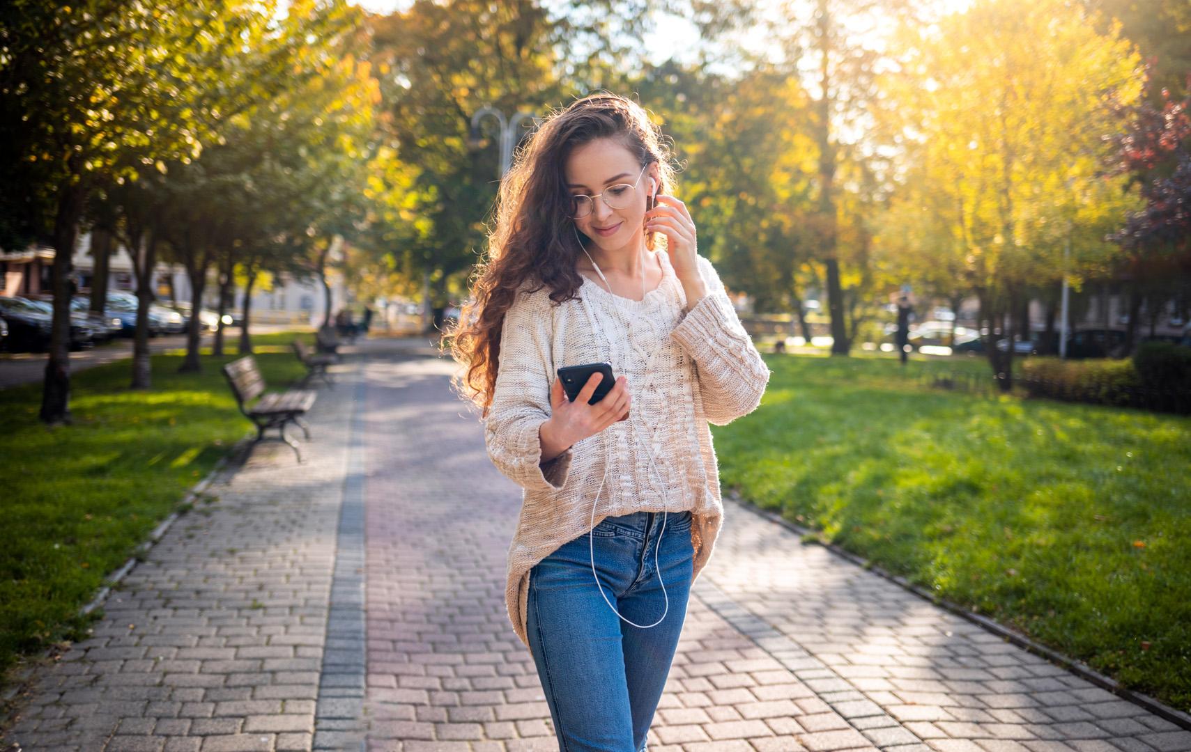 Milyonlar bunu yapıyor ama bilmiyorlar! Yürüyüş sırasında telefon kullanımının şaşırtıcı etkileri