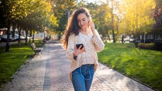 Milyonlar bunu yapıyor ama bilmiyorlar! Yürüyüş sırasında telefon kullanımının şaşırtıcı etkileri