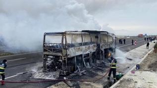 Seyir halindeyken alev alan yolcu otobüsü kullanılamaz hale geldi