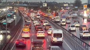 İstanbul'da haftanın ikinci iş gününde trafikte yoğunluk yaşanıyor