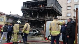 Pendik'te araçtaki yangın çevre binalara sıçradı: 2 araç ve kafe küle döndü