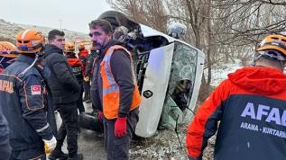 Sivas'ta öğrenci servisi devrildi, 15 kişi yaralandı