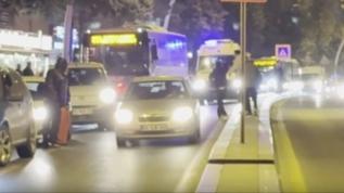 Sürücülerden ambulans duyarlılığı! Kaldırıma çıkarak yol verdiler