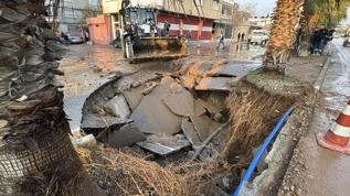 CHP'li belediyenin işbilmezliği pes dedirtti! Cadde göle döndü! Dev çukurlar oluştu