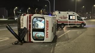 Karabük'te otomobil ile çarpışan ambulanstaki 3 sağlık çalışanı yaralandı