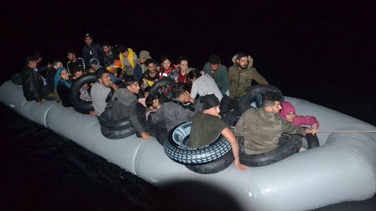 Sürüklenen lastik bottaki 38 düzensiz göçmen kurtarıldı