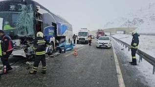 Erzincan'da otobüsün tıra çarptığı kazada 3 kişi yaralandı