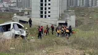 Esenyurt'ta servis midibüsü devrildi! Ölü ve yaralılar var