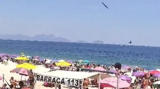 Uçak plajdakilerin gözü önünde denize düştü! Kaza anı kamerada