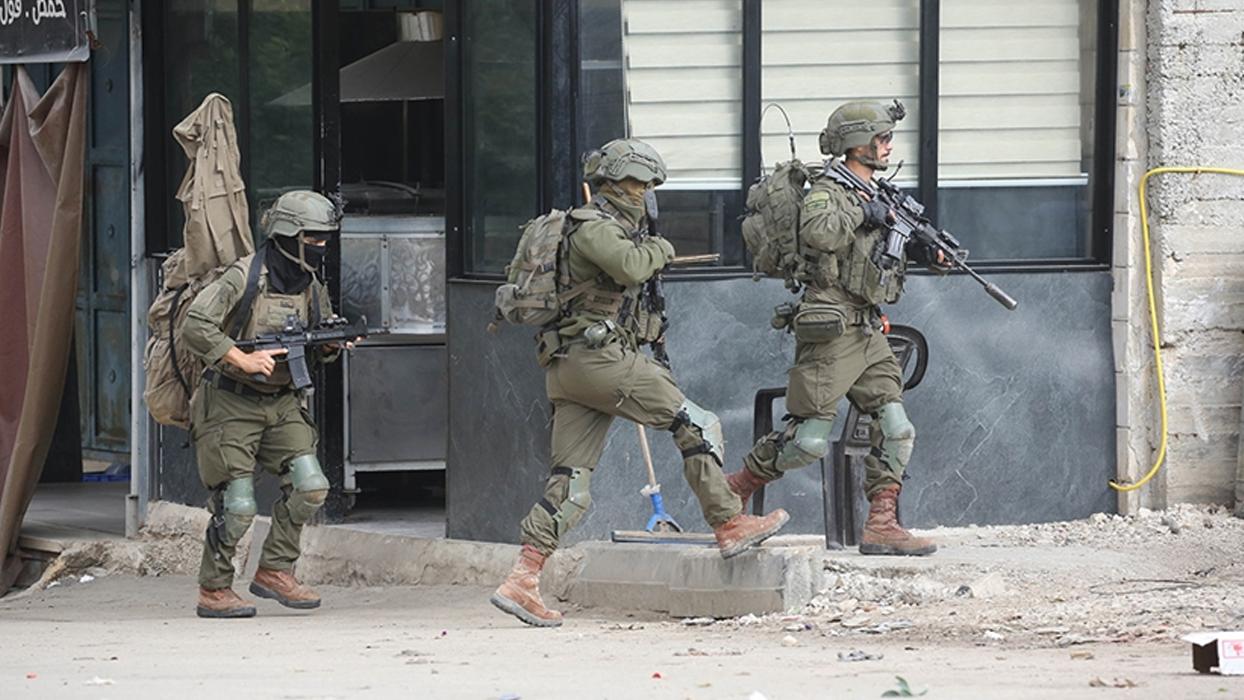 Ateşkesi ihlal eden İsrail'in Gazze'de düzenlediği saldırıda 3 Filistinli yaralandı