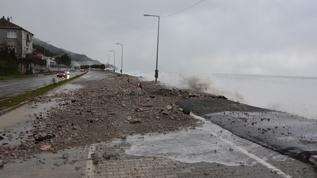 Fırtına nedeniyle oluşan dev dalgalar sahil şeridine zarar verdi