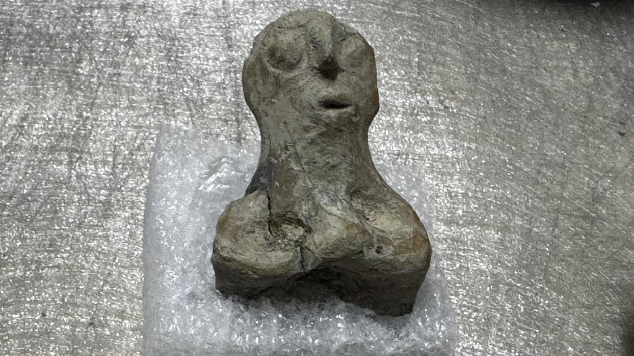 Elazığ'da heyecanlandıran keşif! 7 bin 500 yıllık taş mühür gün yüzüne çıkarıldı