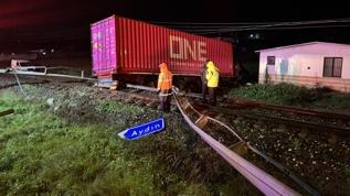 Aydın'da kontrolden çıkıp tren yoluna giren tırın sürücüsü öldü