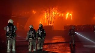 İstanbul'da saatlerdir süren fabrika yangını! Alevlerle 4 koldan mücadele