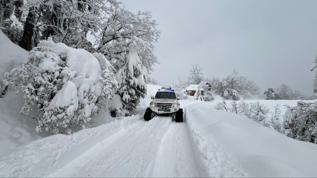 Kar yolları kapattı, paletli ambulans hastanın imdadına yetişti