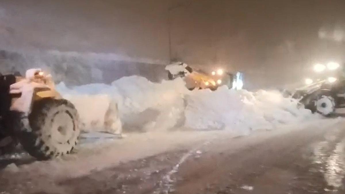 Bitlis'te korku dolu anlar! Araçları üzerine çığ düştü
