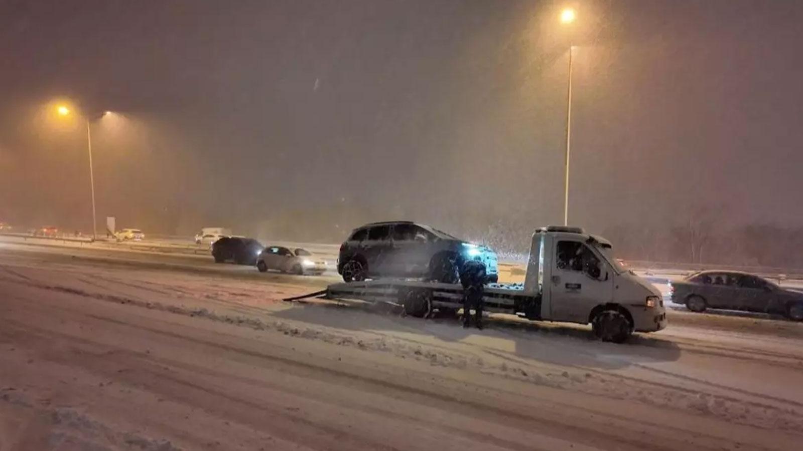 İBB'nin kar fiyaskosu! Yollar kilitlendi, ekipler izledi