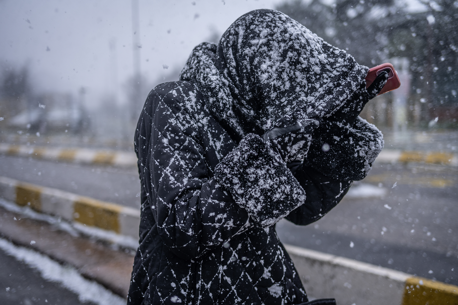 İstanbul'da kar etkisini artırıyor! Sürücüler araçlarını durdurdu