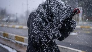 İstanbul'da kar etkisini artırıyor! Sürücüler araçlarını durdurdu