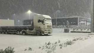 İstanbul'da kar yağışı etkili oldu... Yüksek kesimler beyaza büründü