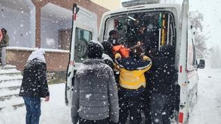 Kardan yolu kapanan köydeki hasta hastaneye ulaştırıldı