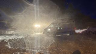 Ağrı'da yolu kardan kapanan köydeki hastaya paletli ambulansla ulaşıldı