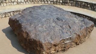 Namibya'daki gizemli göktaşı! 60 tonluk kozmik ziyaretçi nasıl sessizce indi