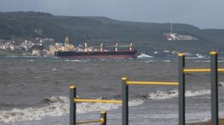 Çanakkale Boğazı'nda lodos nedeniyle gemi trafiği durduruldu