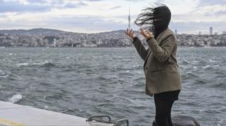 İstanbul'da şiddetli lodos vatandaşlara zor anlar yaşattı