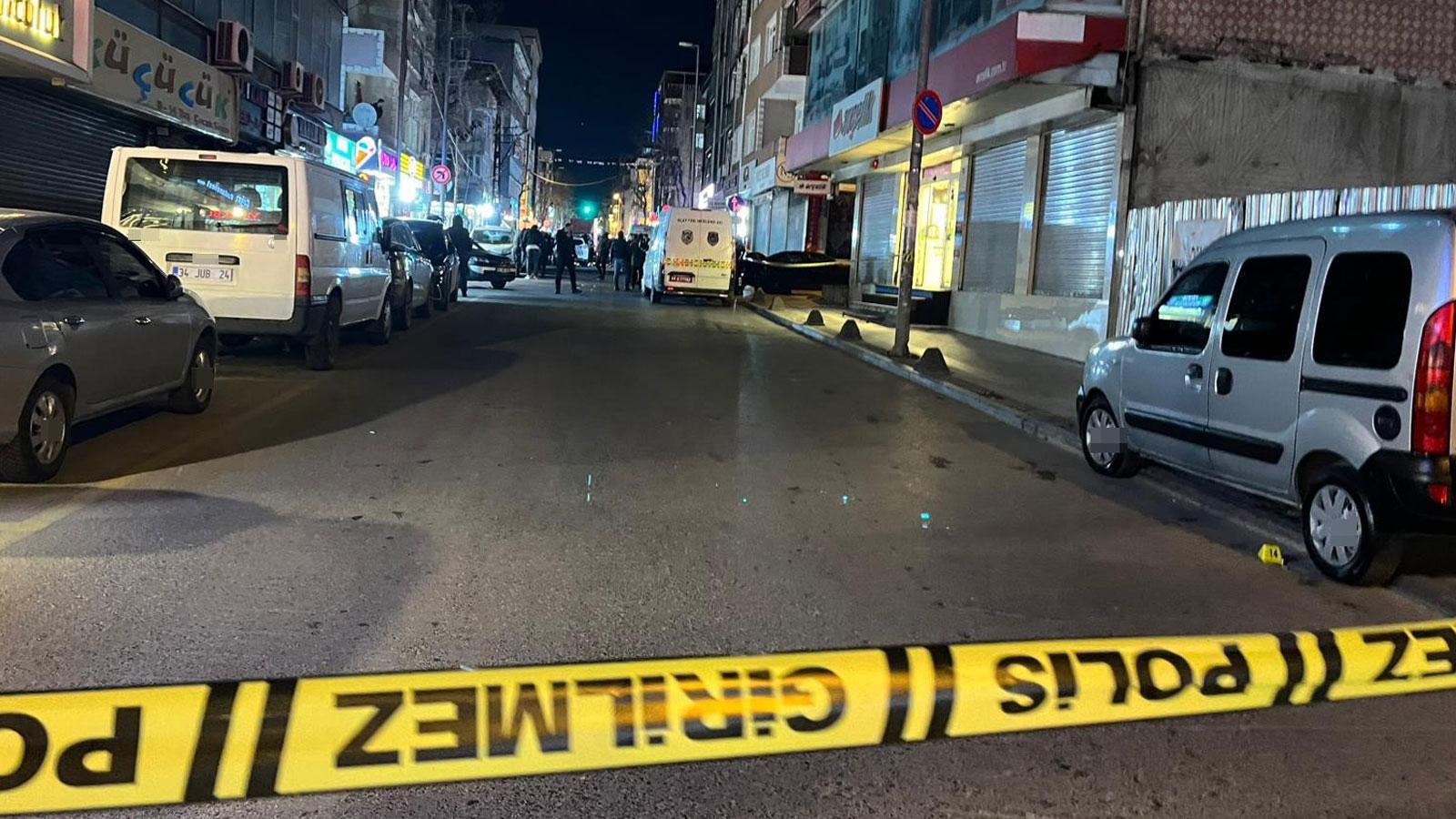 Küçükçekmece'de sokak ortasında silahlı saldırı: 2 ölü, 1 yaralı