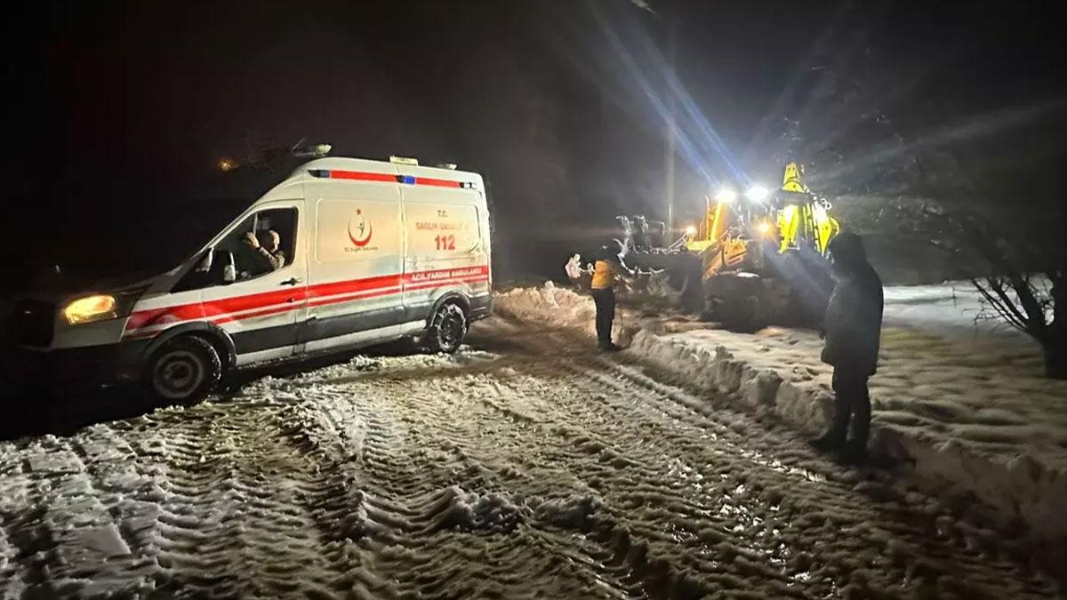 Sağlık personelinden alkışlanacak hareket: Hastayı sırtında taşıdı