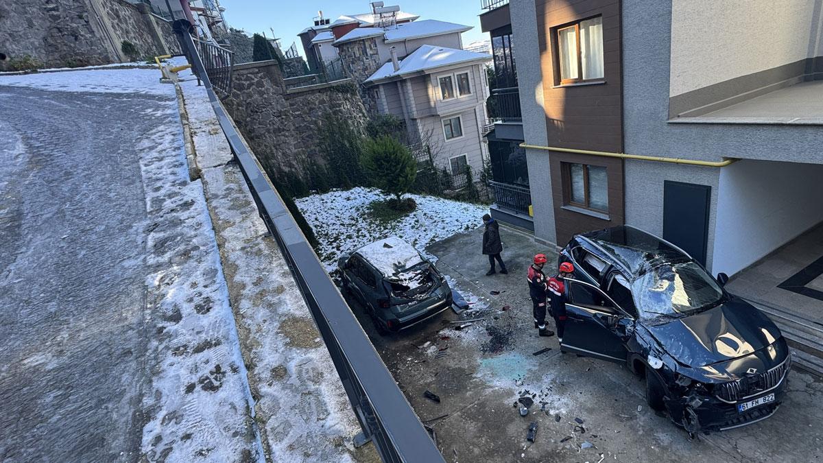 SUV site bahçesine devrildi! Sürücü yaralı