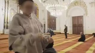 Camide edepsizliğe soruşturma! Namaz kılan gencin önünde dans etti