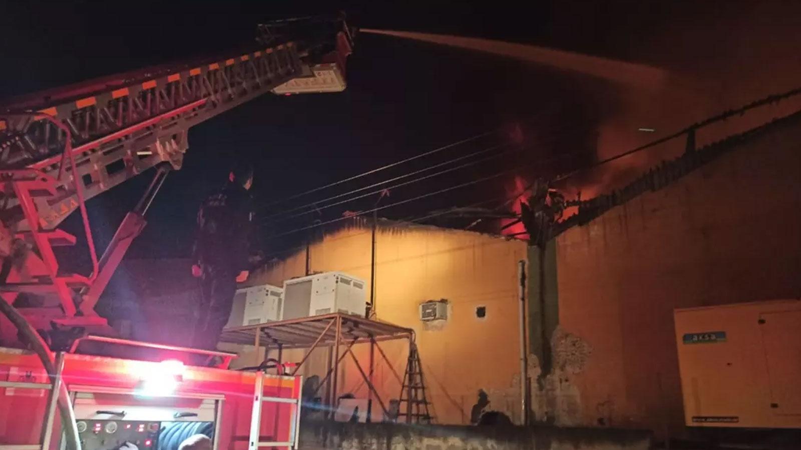 Fabrika alevlere teslim oldu: 1 işçi öldü, onlarca işçi tahliye edildi