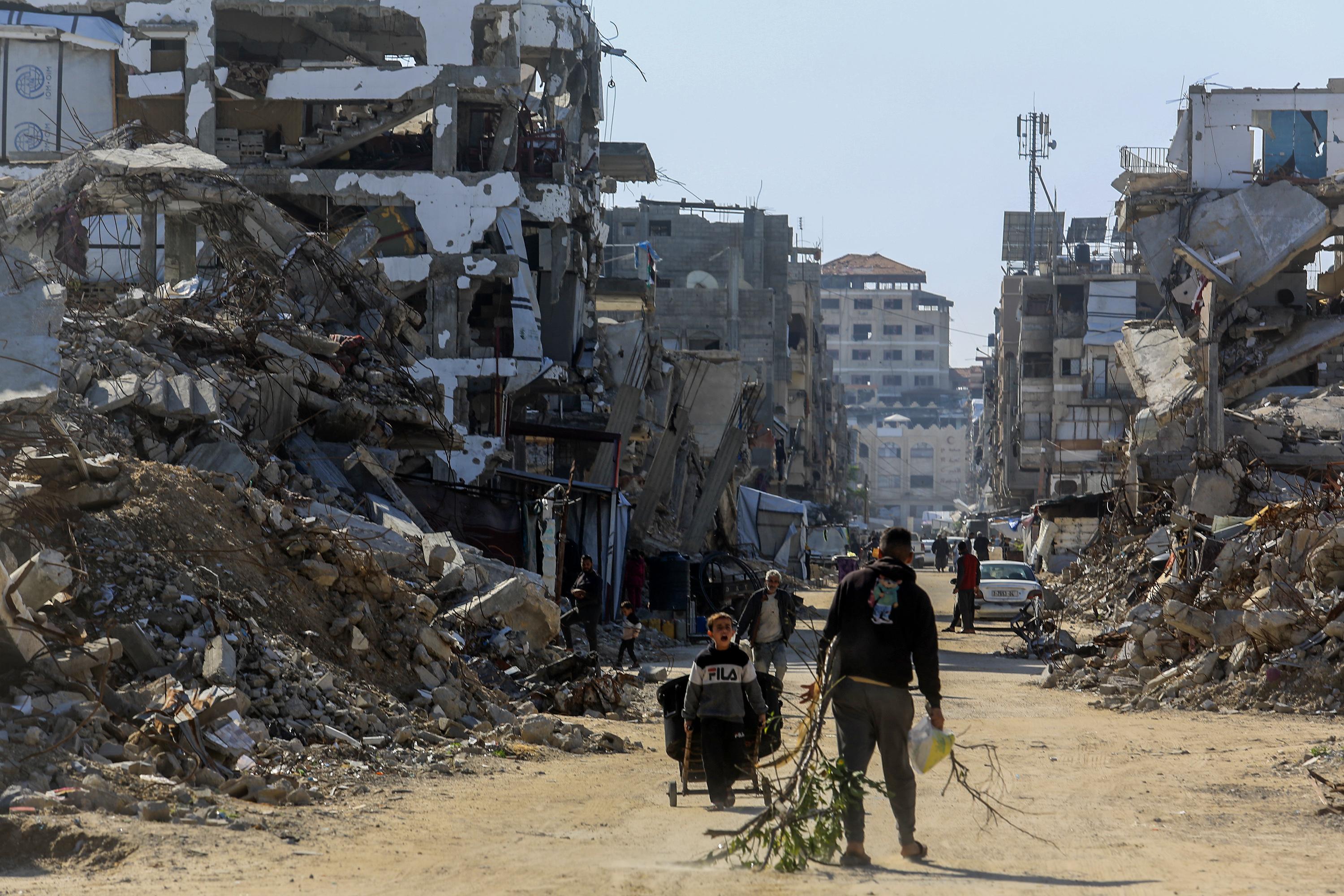 Soykırımcı İsrail'den Gazze'nin doğusuna bombardıman