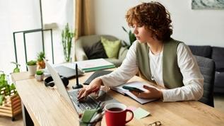 2026'da evden çalışarak yüksek gelir elde edebileceğiniz meslekler